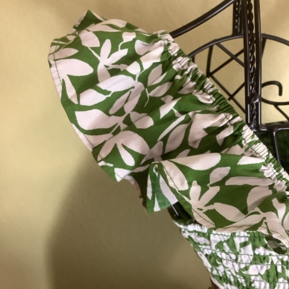 ⸻
🌿 Abercrombie & Fitch Green Leaf Print Petite MIDI Dress - XS 🌿 - Picture 12 of 16